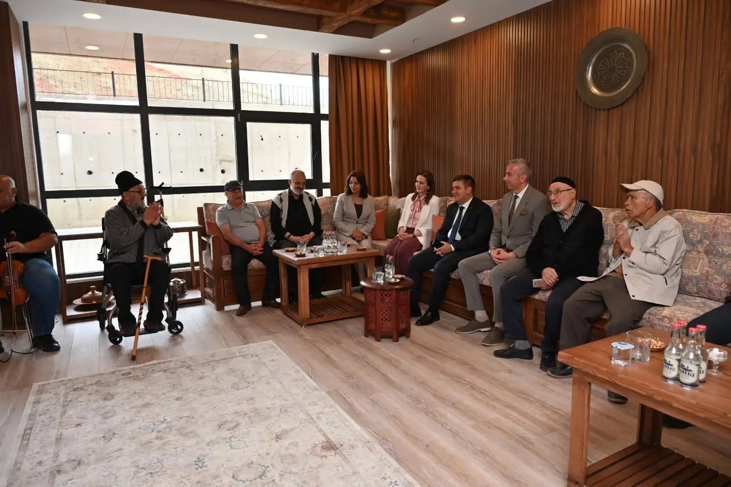 Vali Sarıibrahim ve Eşi, Huzurevinde Yaşlılarla Bir Araya Geldi - 1