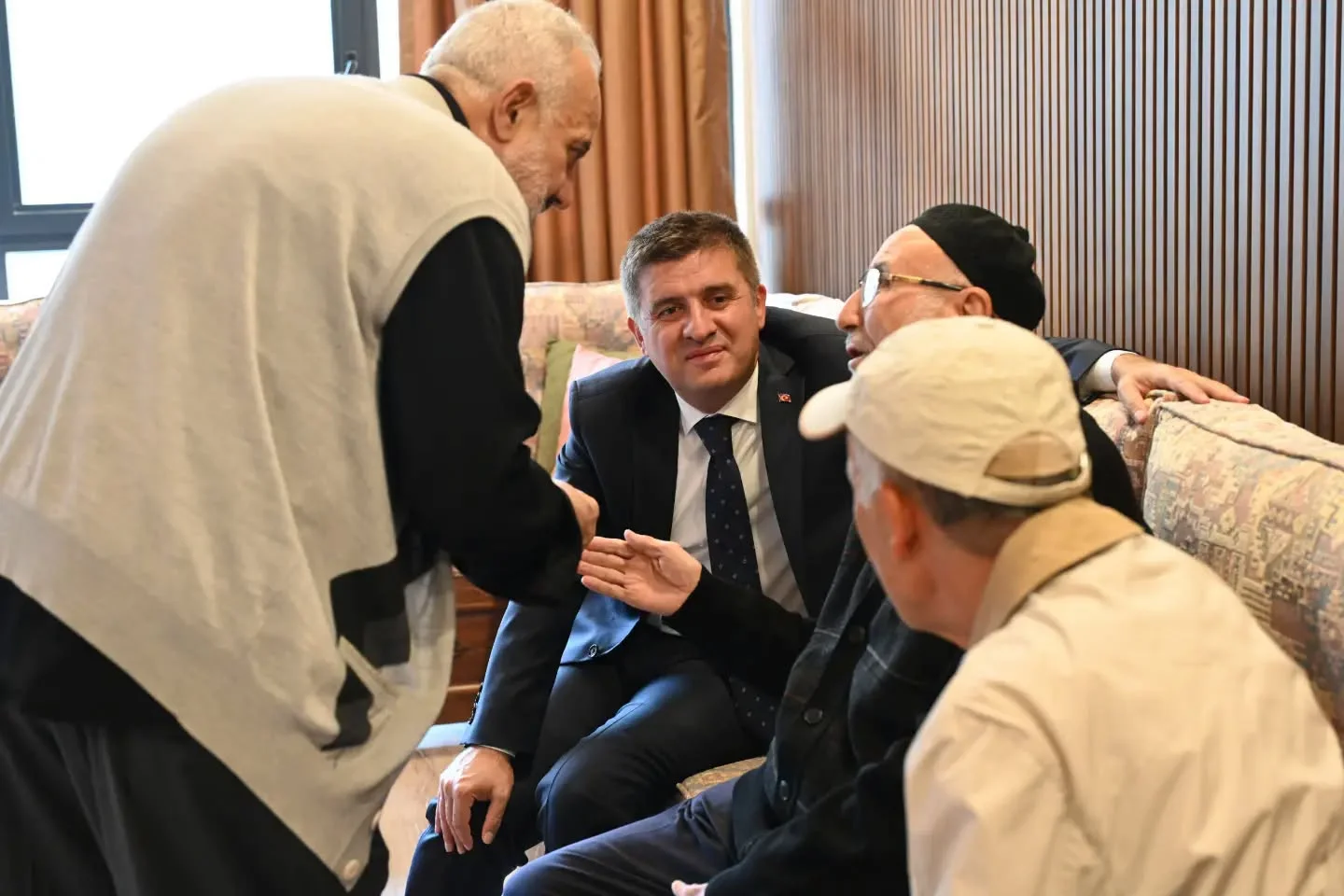 Vali Sarıibrahim ve Eşi, Huzurevinde Yaşlılarla Bir Araya Geldi - 3