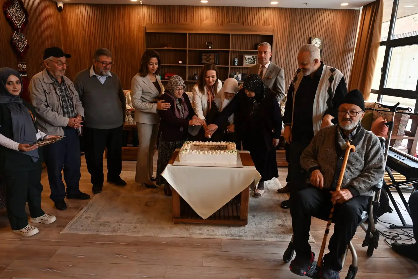 Vali Sarıibrahim ve Eşi, Huzurevinde Yaşlılarla Bir Araya Geldi - 4