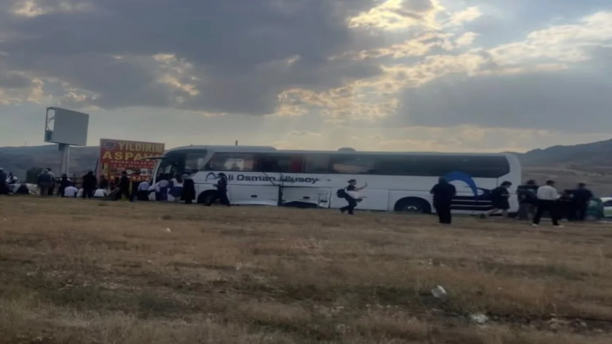 Otobüs ve İki Tır Çarpıştı: Otobüsteki bir yolcu yaralandı