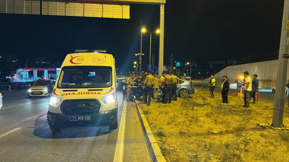 Refüjü aşıp tabelaya çarptı