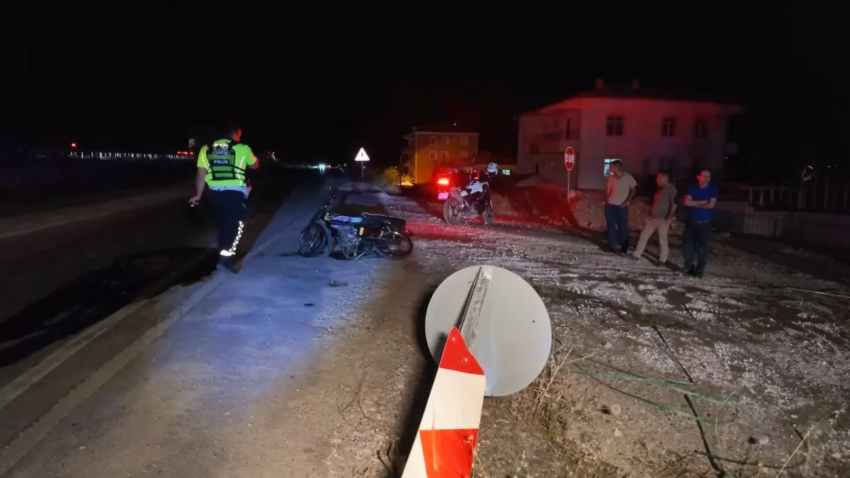 Motosiklet trafik levhasına çarptı biri ağır 2 kişi yaralandı