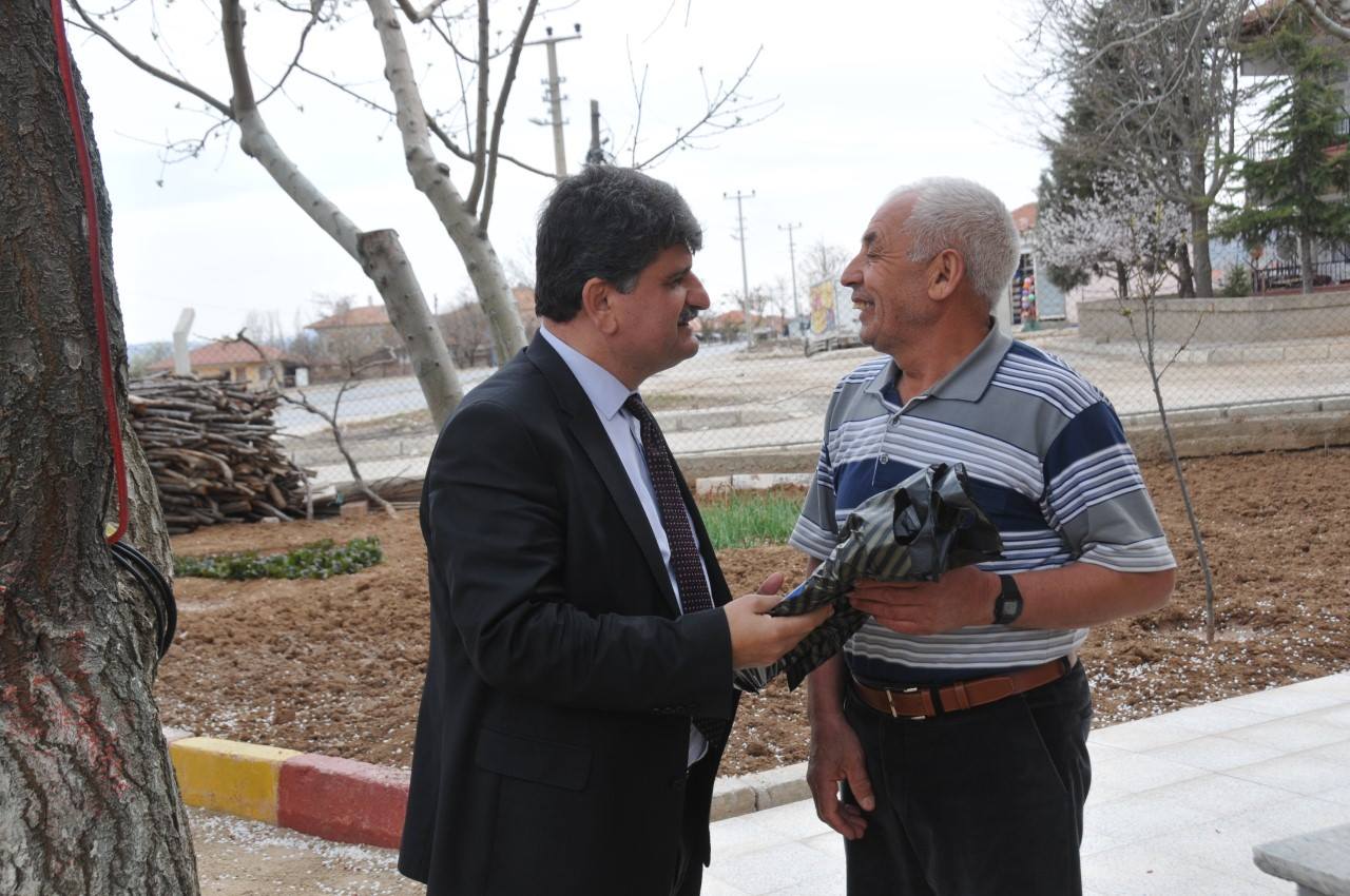 Başkan Uyar Halka Seccade Dağıttı
