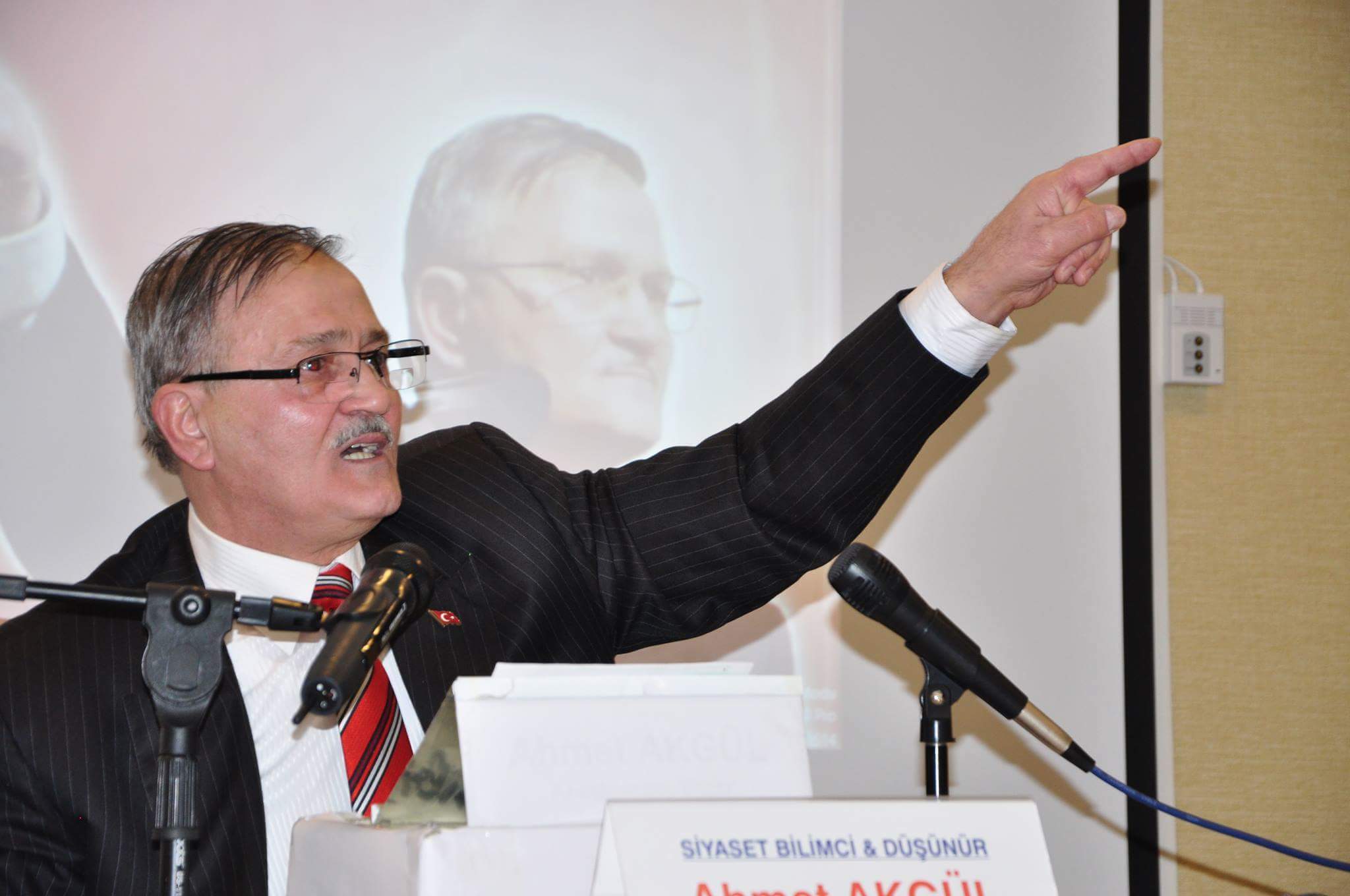 Ahmet Akgün´ün Konferansına Sabotaj