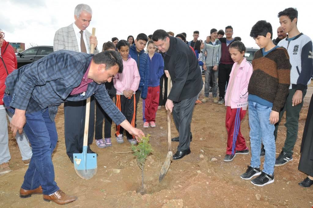 VALİ HAKTANKAÇMAZ ÇOÇUKLARLA AĞAÇ DİKTİ