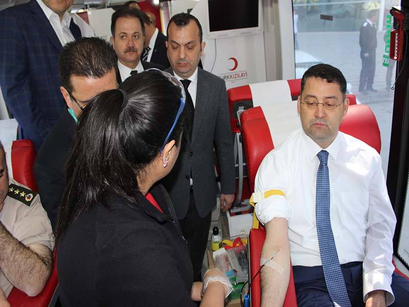 Vali Haktankaçmaz Kan Bağışında Bulundu