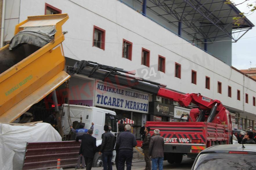 KAMYON’UN ÖN TEKERİ KANALA DÜŞTÜ