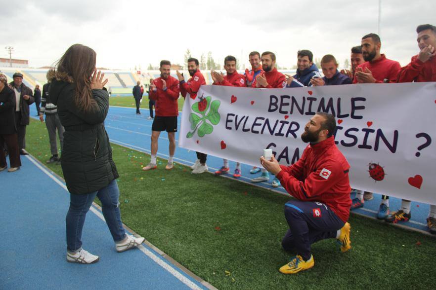 MAÇ ÖNCESİ SÜRPRİZ EVLENME TEKLİFİ