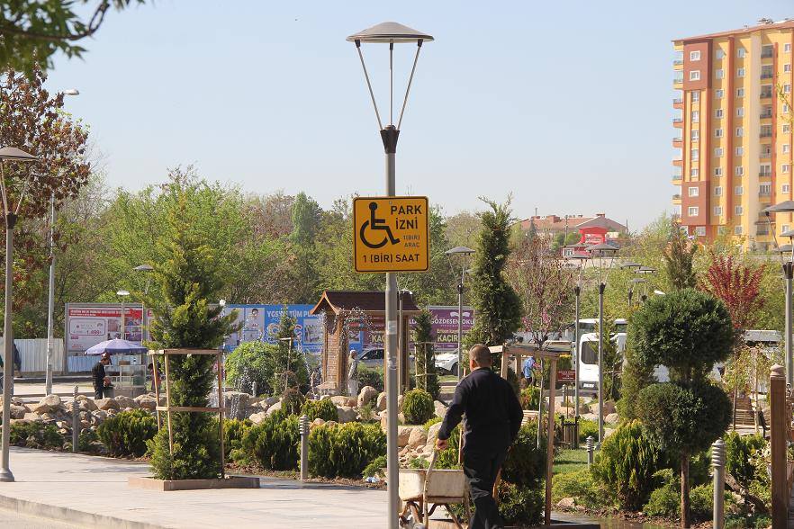 ENGELLİ PARKINA ARACINI ÇEKEN YANDI