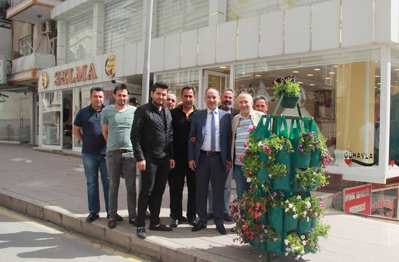 İZMİR CADDESİNDE ÇİÇEKLER AÇTI