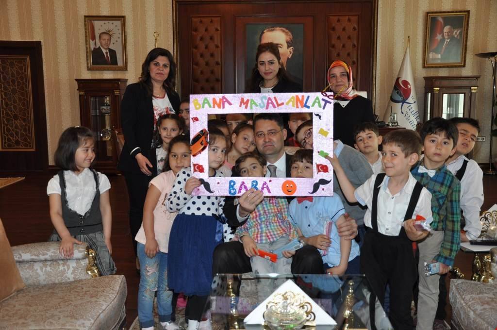 Vali Haktankaçmaz Öğrencilere Masal Kitabı Okudu