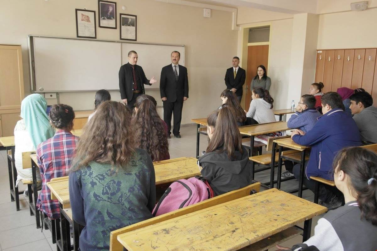 TEOG Sınavında Başarılı Olan Öğrencileri Ödüllendirdi