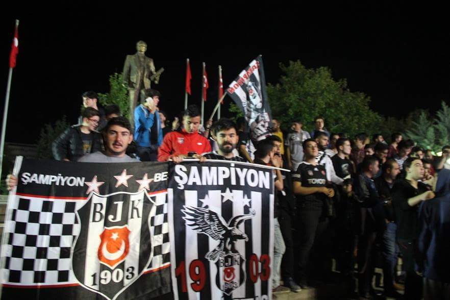 Taraftarlar Şampiyonluğu Kutladı