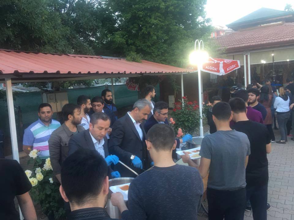 BAŞKAN SUNGUR ÖĞRENCİLERLE İFTAR AÇTI