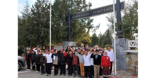 Öğrenciler Şehitliği Ziyaret Etti