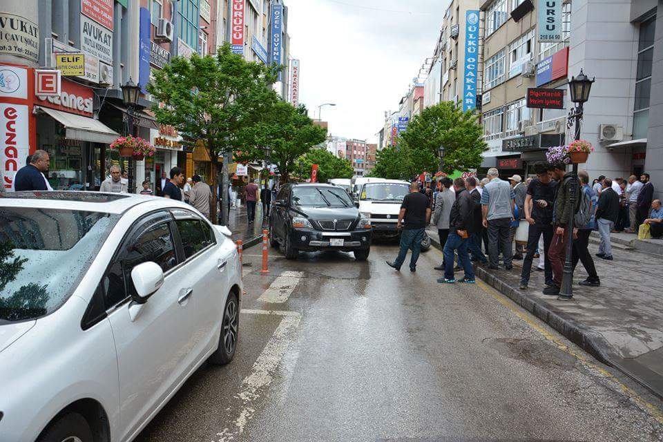 Zafer Caddesinde Yol Vermeme Kavgası