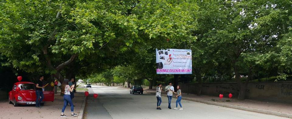 Pankartlı Evlenme Teklifi