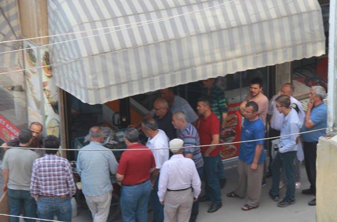 Kırıkkale’de İftar Öncesi Tatlı Kuyruğu