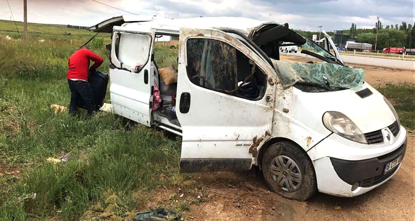 Minibüs Şarampole Devrildi