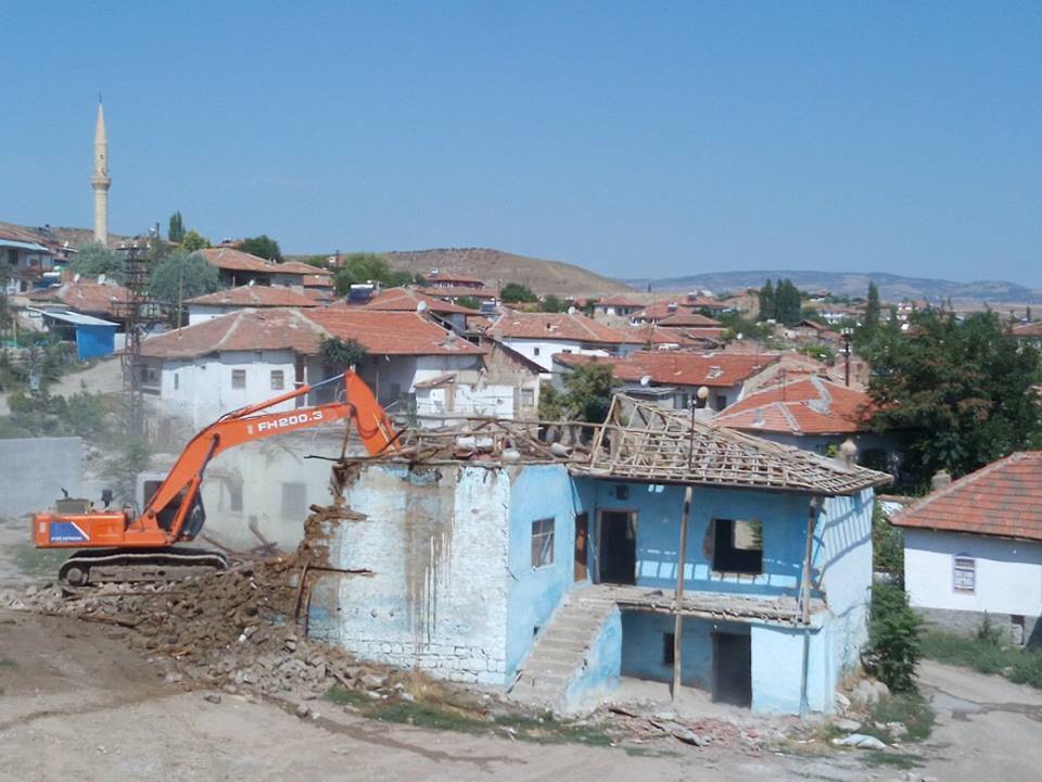 Karakeçili’de Metruk Binaya Geçit Yok