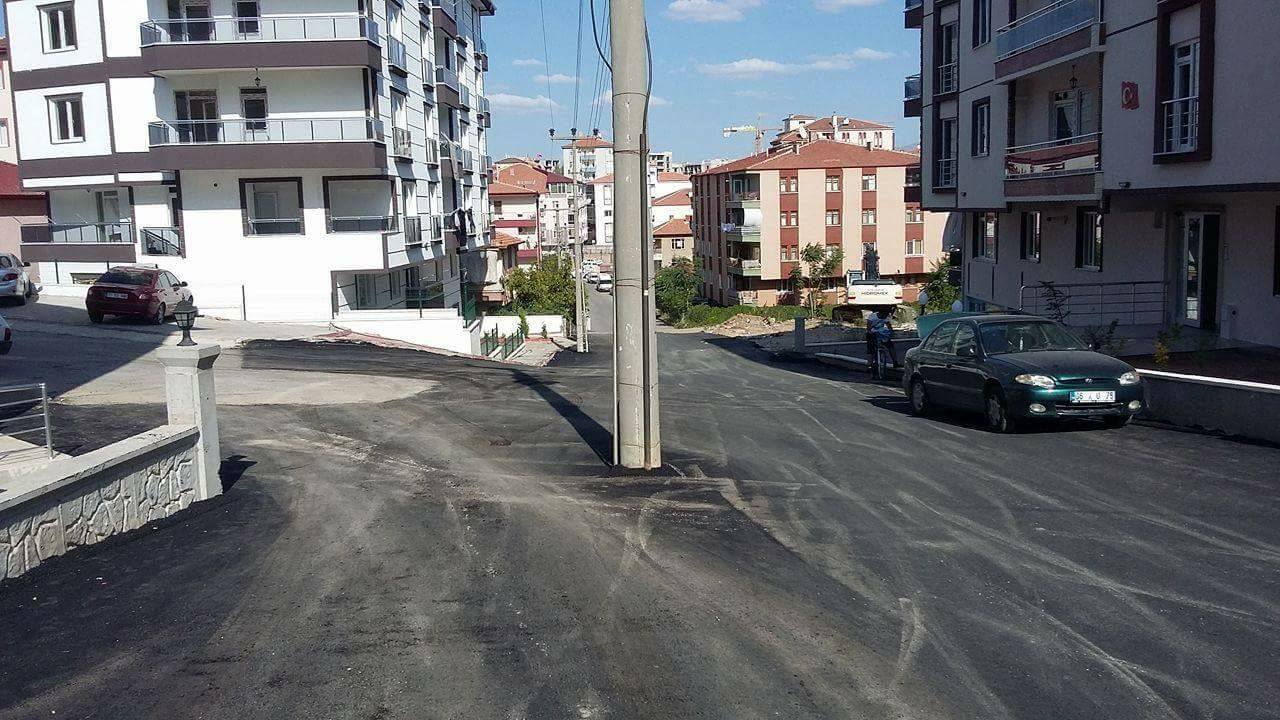 Yol Ortasındaki Direk Tehlike Saçıyor