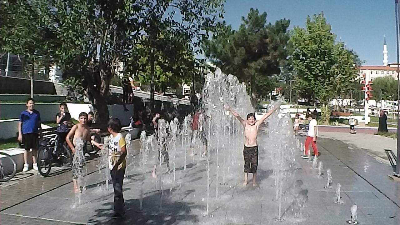 ÇOCUKLARIN HAVUZ SEVİNCİ