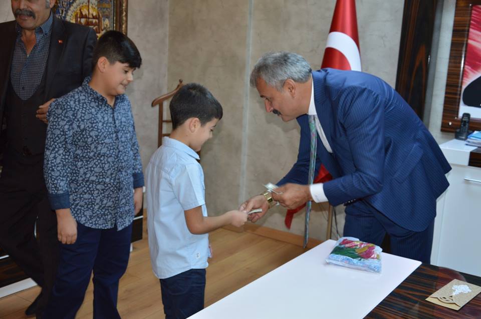 SUNGUR’DAN ÇOCUKLARA BAYRAM HARÇLIĞI