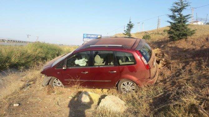 Otomobil Şarampole Uçtu: 4 Yaralı