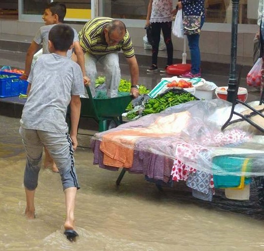 Çarşamba Pazarını Sel Bastı