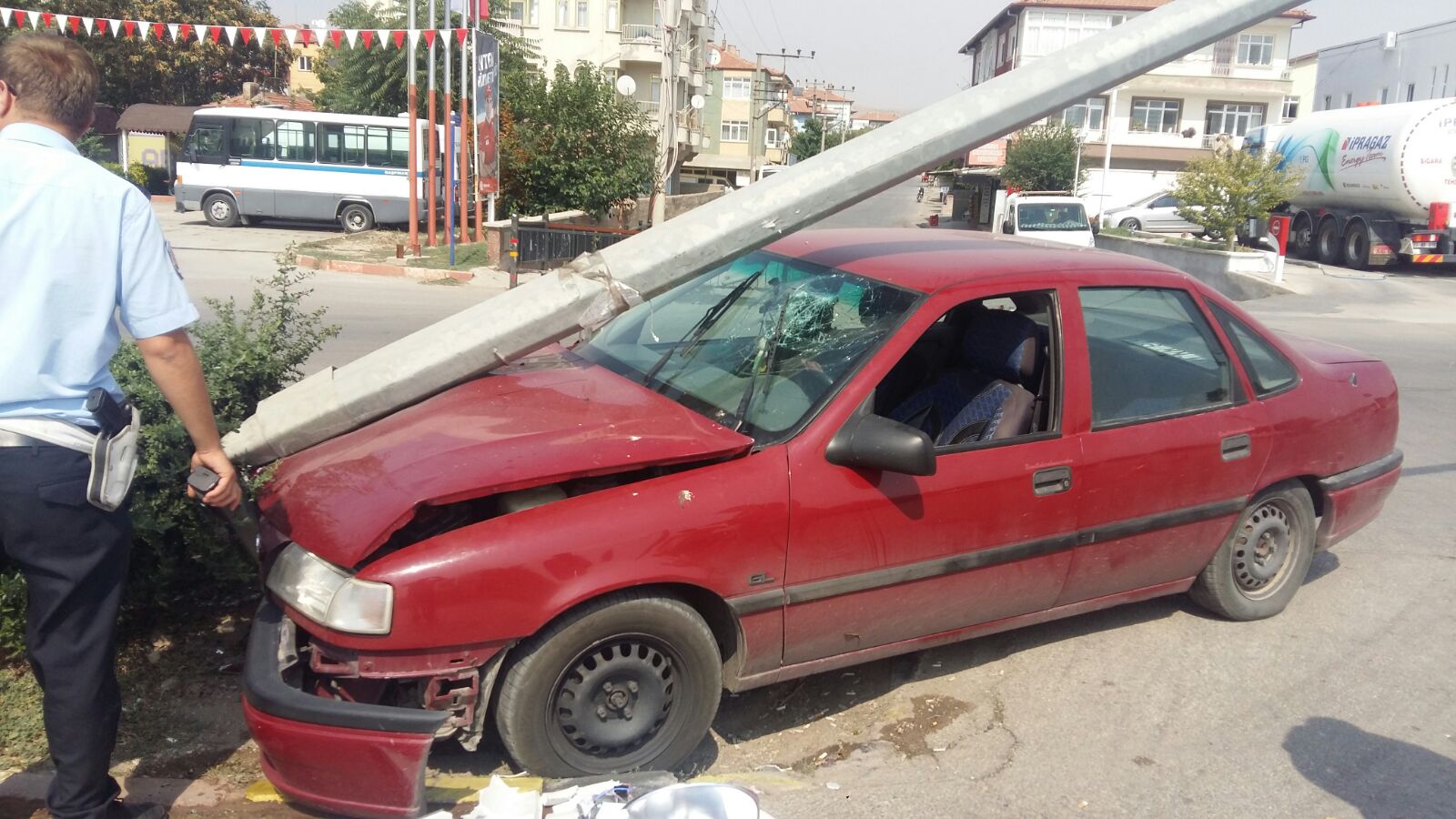 Aracıyla Direğe Vurdu