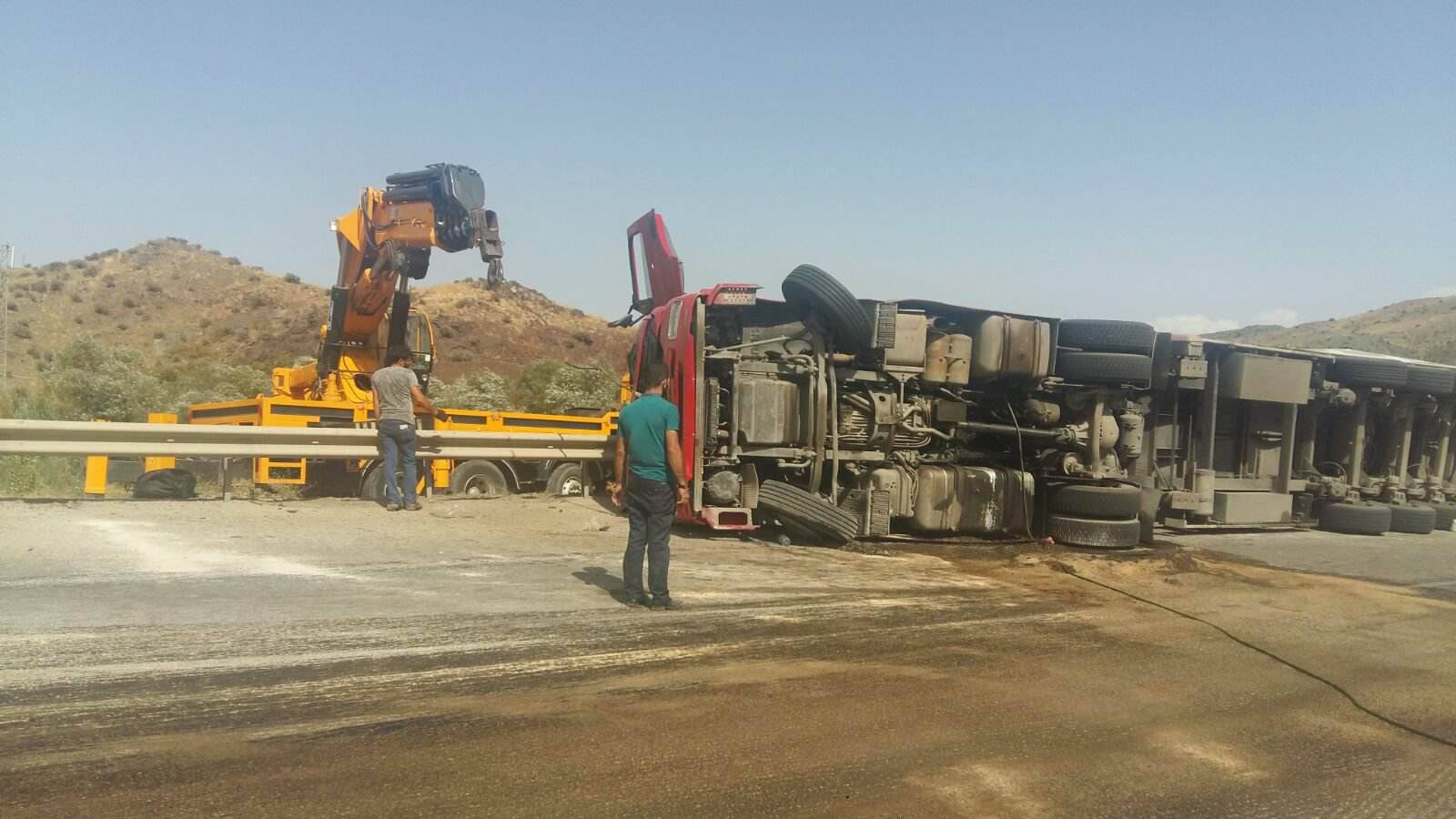 TIR DEVRİLDİ