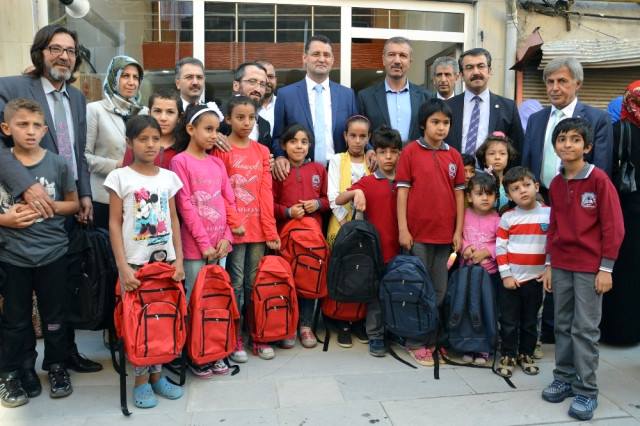 400 Göçmen Aileye Kırtasiye Desteği