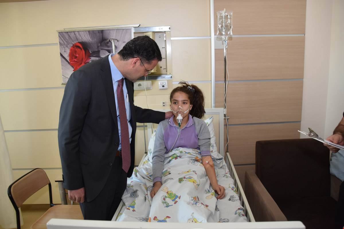 Vali Haktankaçmaz Hastanelerde Tedavi Gören Öğrencileri Ziyaret Etti