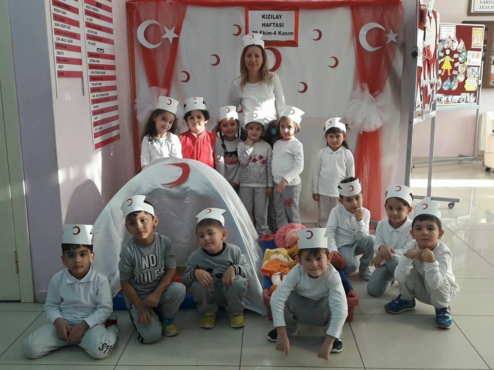 MİNİK ÖĞRENCİLER KIZILAY ÇADIRI KURDULAR