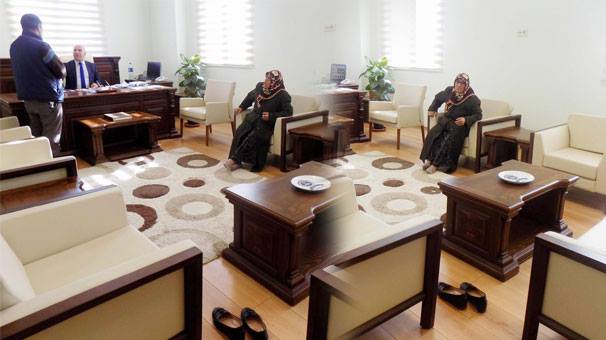 Vali Yardımcısının Odasında ‘Halı Kirlenmesin’ Diye Ayakkabılarını Çıkardı