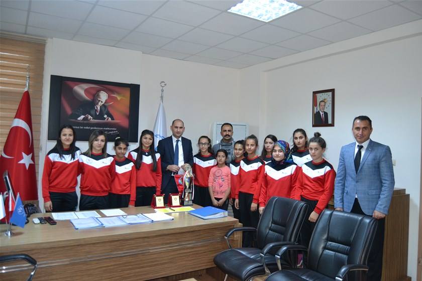 ŞAMPİYON BAYAN HOKEY TAKIMI ÖZDEMİR’İ ZİYARET ETTİ