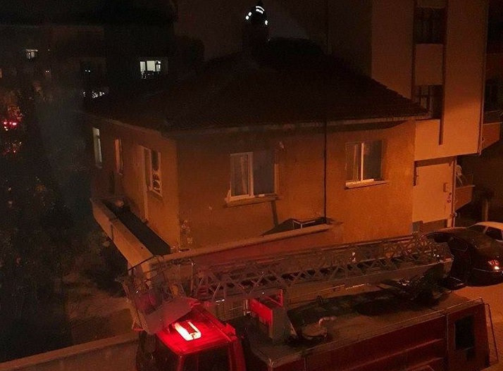 Çatıya Sıkışan Kedi’yi  İtfaiye Kurtardı