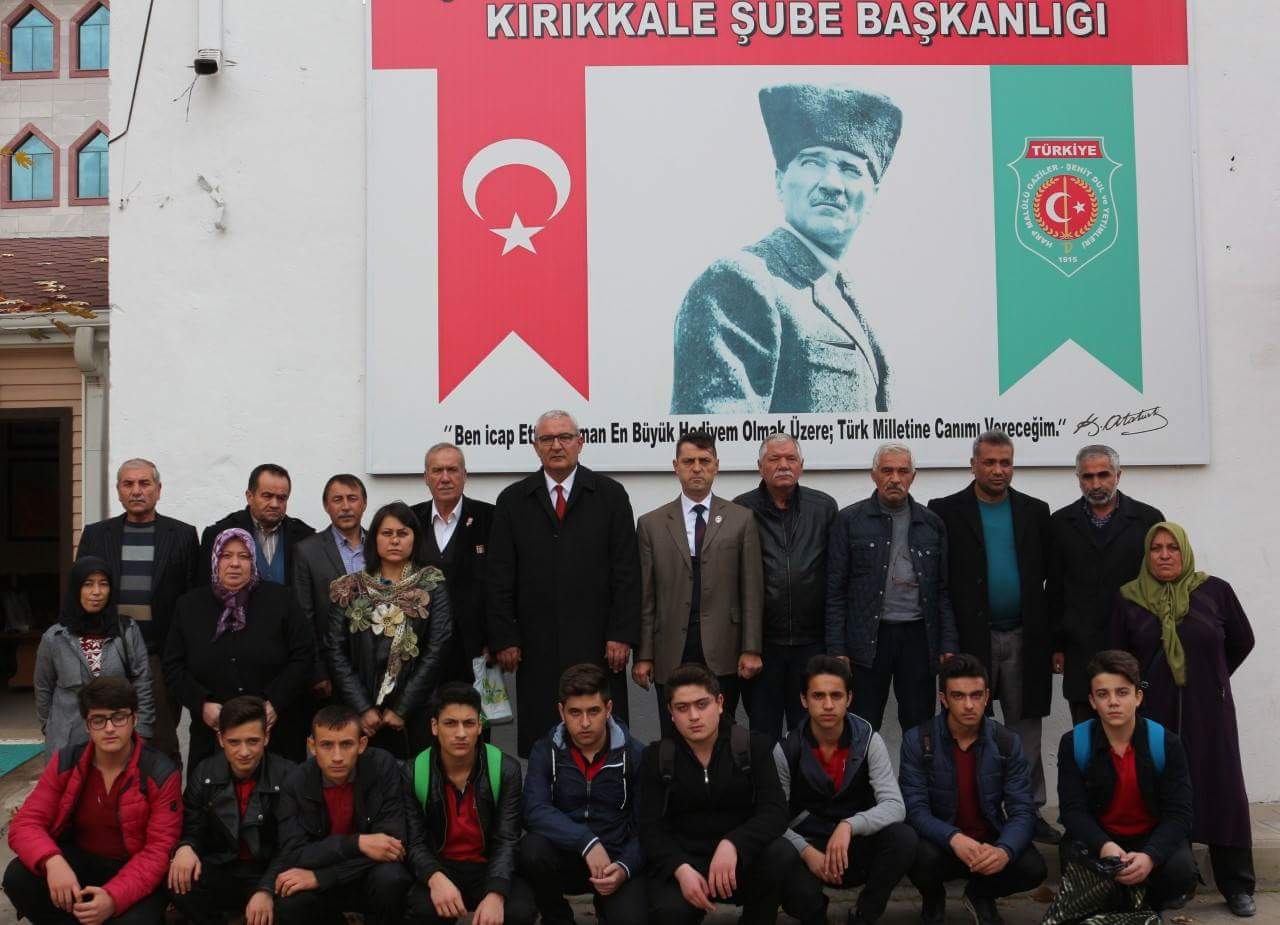 Liseli Öğrenciler Şehit ve Gazi Ailelerini Ziyaret Etti