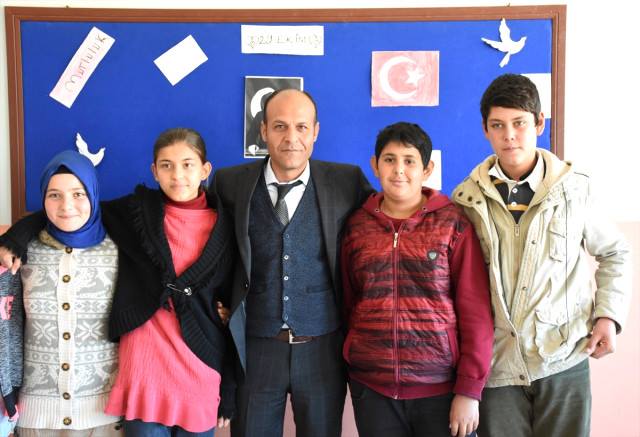 Okulunun Hem Öğretmeni, Hem Müdürü, Hem de İşçisi