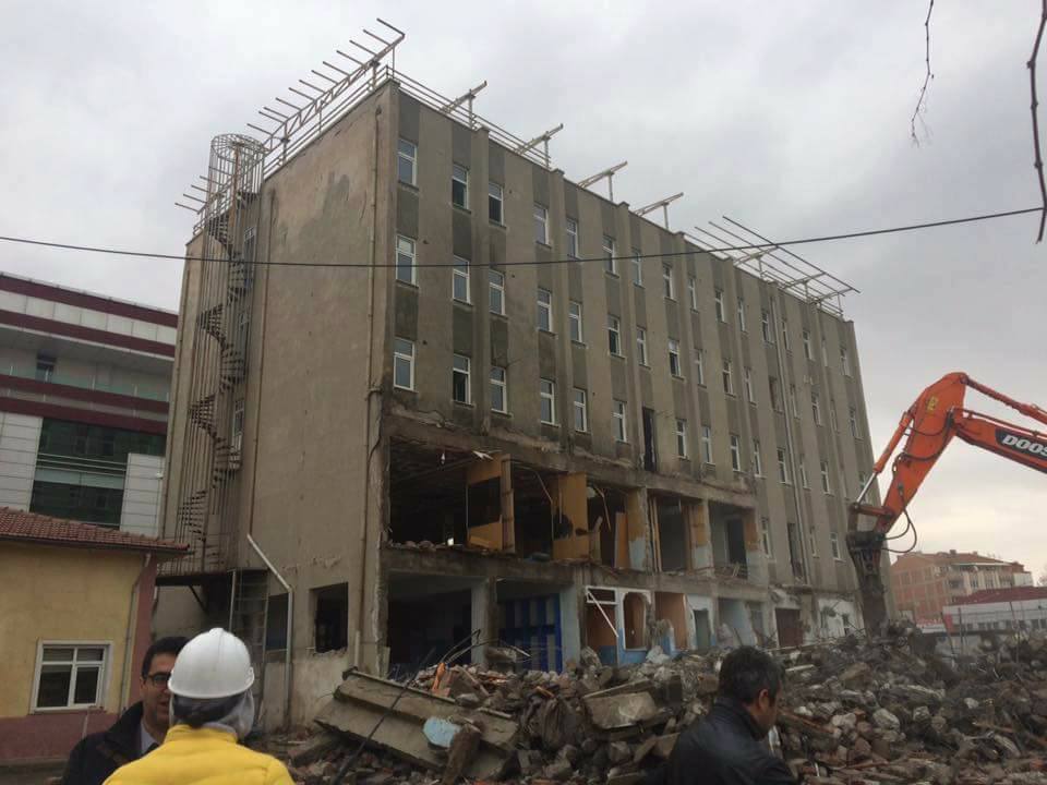 TEK BİNASININ YIKIM İŞLERİ BAŞLADI