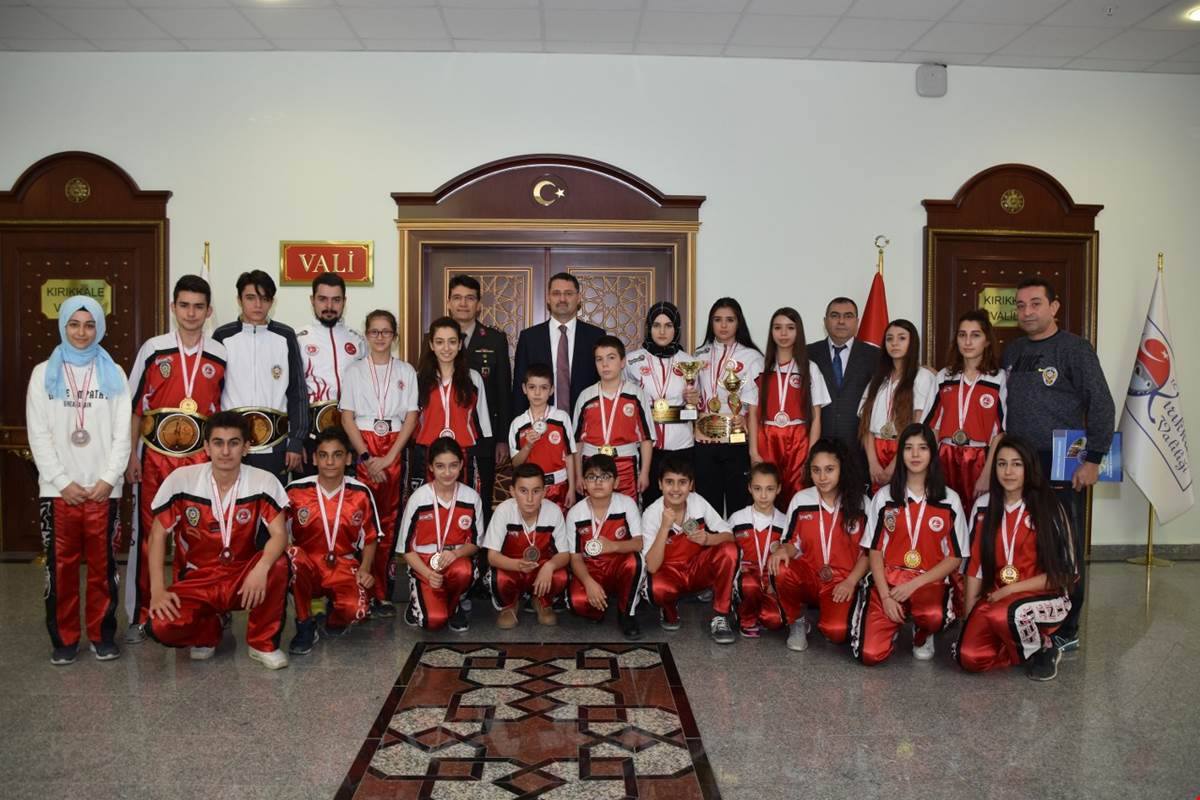 Vali Haktankaçmaz Kick Boks Takımını Kabul Etti