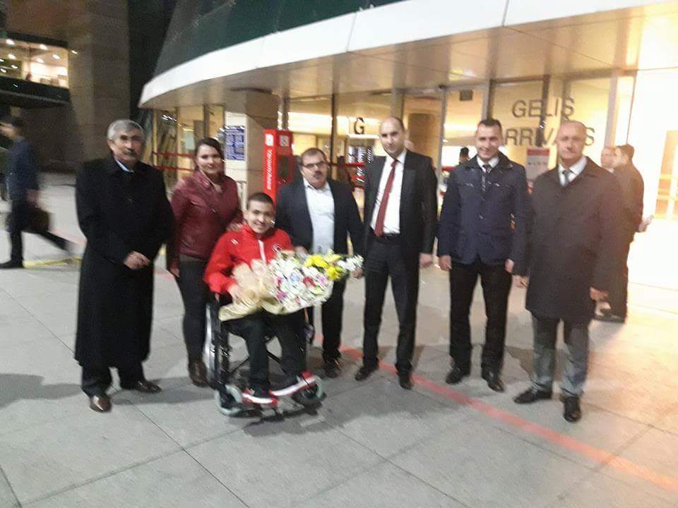 DÜNYA 3.SÜ HALTERCİ KARAKOÇ ÇİÇEKLERLE KARŞILANDI