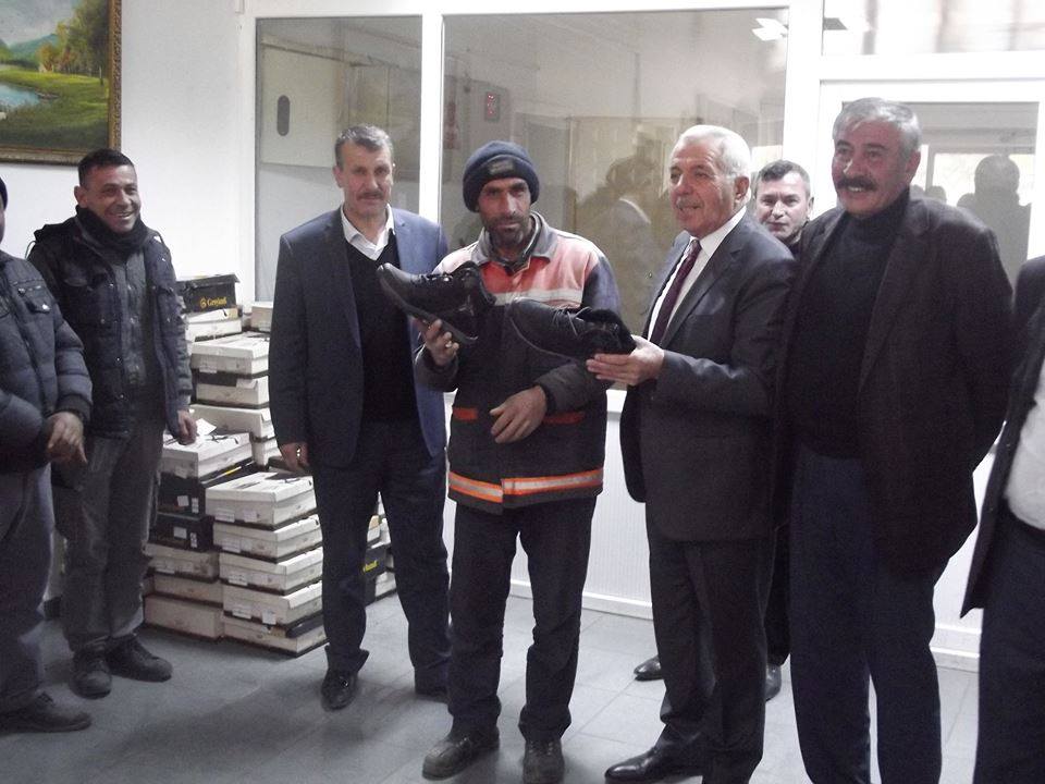 UZELLİ’DEN 3.376 ÖĞRENCİYE MONT VE AYAKKABI