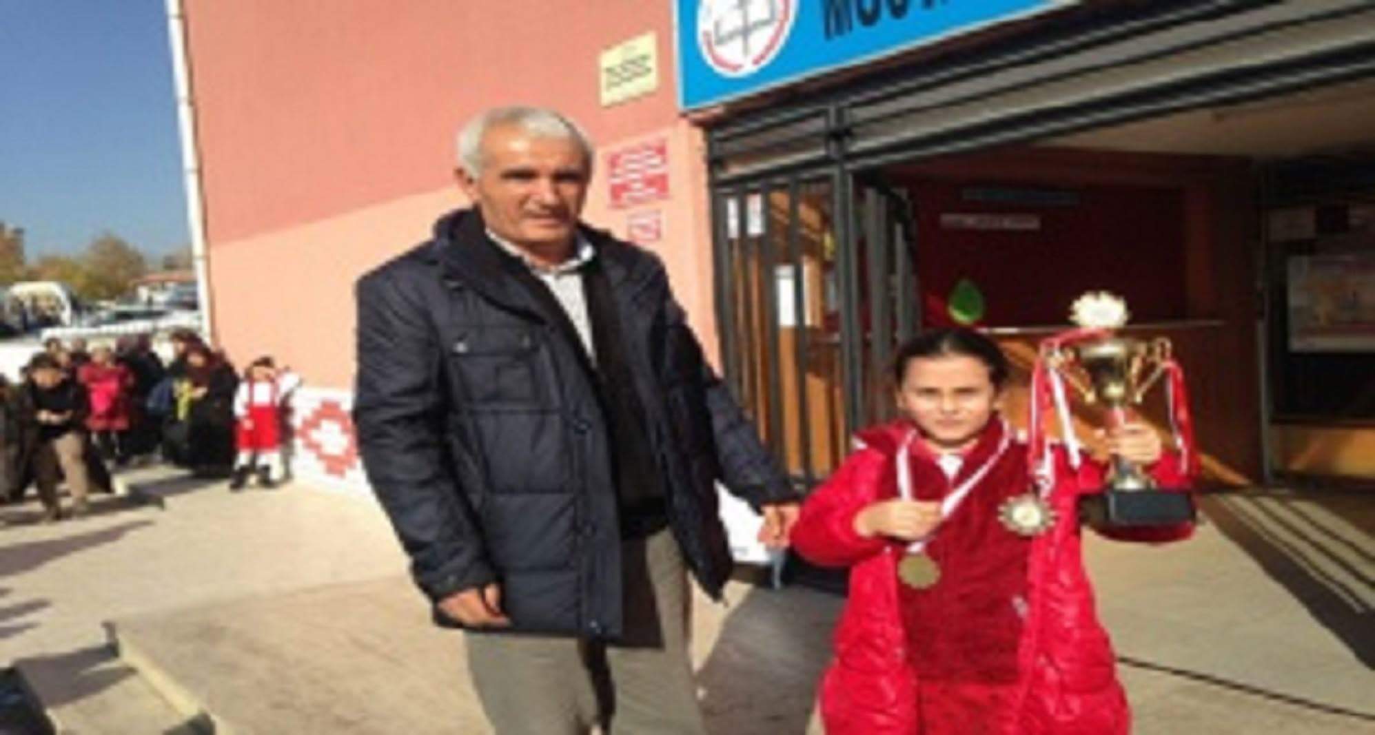 8 YAŞINDAKİ ELA YILMAZ SATRANÇ’TA BÖLGE 3.’SÜ OLDU