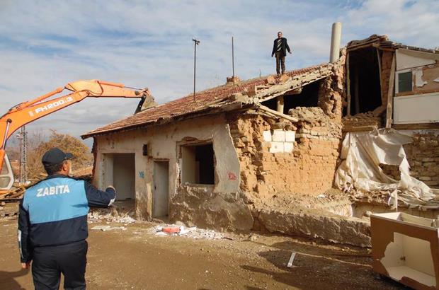 KARAKEÇİLİ’DE HAREBELER YIKILIYOR