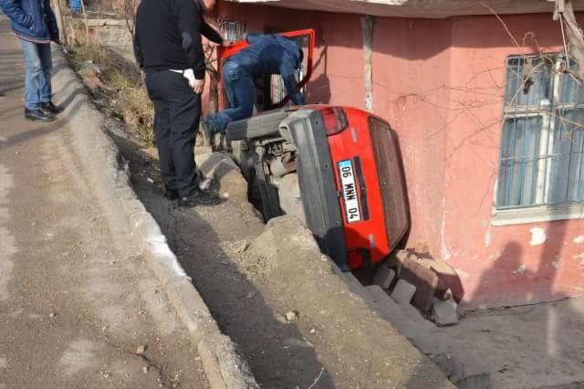Otomobil Evin Bahçesine Uçtu