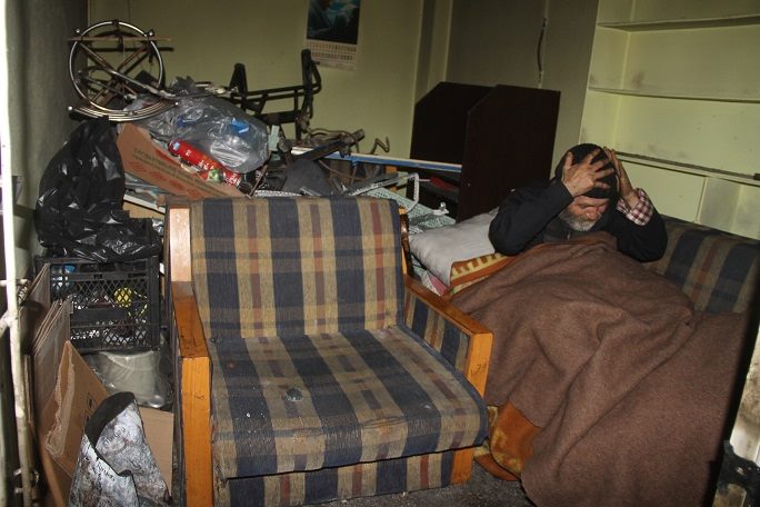 HASTANEYE AMBULANSLA GİTTİ  PARASI OLMADIĞI İÇİN YAYAN GELDİ