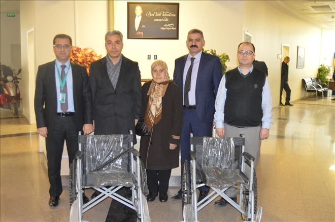 Ölen Eşinin Anısına Hastaneye Tekerlekli Sandalye Bağışladı