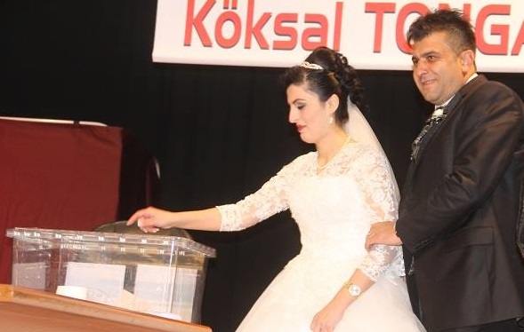 Gelinlikle Gelip Oy Kullandı