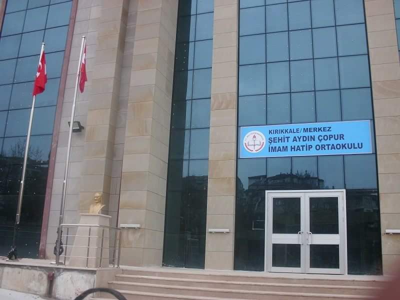 Sonunda Okulun Tabelası Asıldı